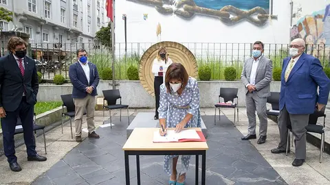 La consejera de Empleo firma el protocolo de actuaci&oacute;n (Foto: Lara Revilla)