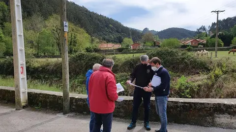 Reuni&oacute;n con los t&eacute;cnicos municipales sobre el terreno para abordar los problemas y las posibles soluciones del proyecto de saneamiento de Ota&ntilde;es.