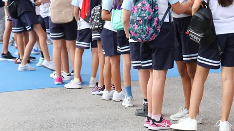 Un grupo de ni&ntilde;os esperan a entrar en el colegio.- Archivo