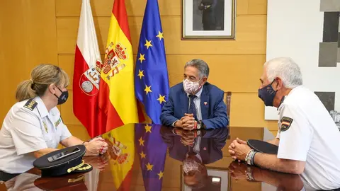 El presidente de Cantabria, Miguel &Aacute;ngel Revilla, recibe a la nueva jefa superior de la Polic&iacute;a de Cantabria, Carmen Mart&iacute;nez, y al anterior jefe superior, H&eacute;ctor Moreno