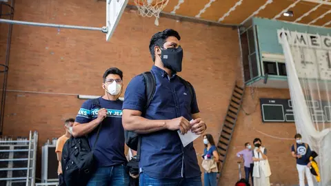 Dos estudiantes esperan la cola para ser vacunados contra el Covid-19, en el campus de Ciudad Universitaria, a 14 de septiembre de 2021, en Madrid, (Espa&ntilde;a). 
