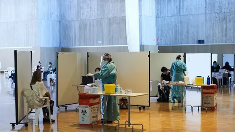 Archivo - Vacunaci&oacute;n contra el Covid en el Palacio de Exposiciones de Santander