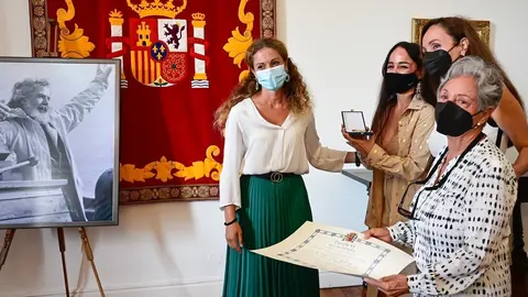 La delegada del Goibierno, Ainoa Qui&ntilde;ones, entrega la Orden al M&eacute;rito Civil a la viuda de Vital Alsar