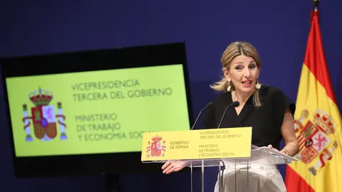 Archivo - La vicepresidenta tercera del Gobierno y ministra de Trabajo y Econom&iacute;a Social, Yolanda D&iacute;az comparece en el Ministerio de Trabajo y Econom&iacute;a Social, a 16 de abril de 2021, en Madrid (Espa&ntilde;a). Durante su comparecencia, han presentado la propuest