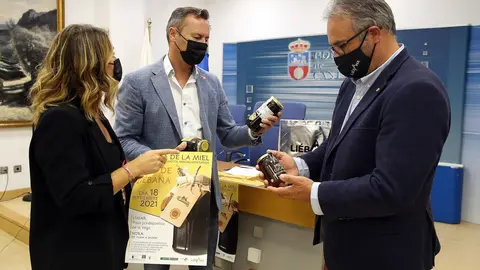 El consejero de Desarrollo Rural, Ganader&iacute;a, Pesca, Alimentaci&oacute;n y Medio Ambiente, Guillermo Blancoa; y el alcalde de Vega de Li&eacute;bana, Gregorio Alonso, presentan la X Feria de la Miel y Otros Productos Agroalimentarios