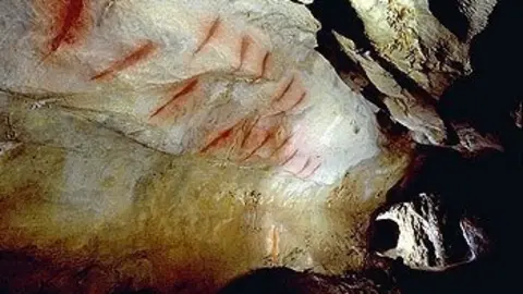 Archivo - Cueva prehist&oacute;rica de Santi&aacute;n, en Pi&eacute;lagos (Cantabria)