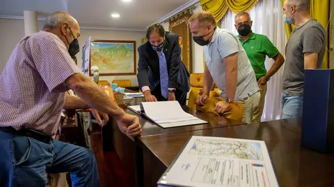 El Consejero De Obras P&uacute;blicas, Ordenaci&oacute;n Del Territorio Y Urbanismo, Jos&eacute; Luis Gochicoa, Realiza Una Visita Al Ayuntamiento De Arenas De Igu&ntilde;a Para Presentar El Proyecto Traves&iacute;as De Arenas De Igu&ntilde;a.