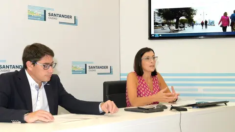 La alcaldesa y el concejal de Innovaci&oacute;n en la presnetacui&oacute;n de la nueva web