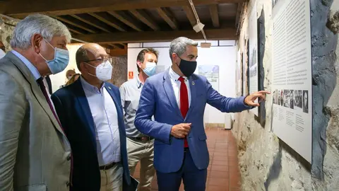 Zuloaga en la inauguraci&oacute;n de una exposici&oacute;n sobre Giner de los R&iacute;os