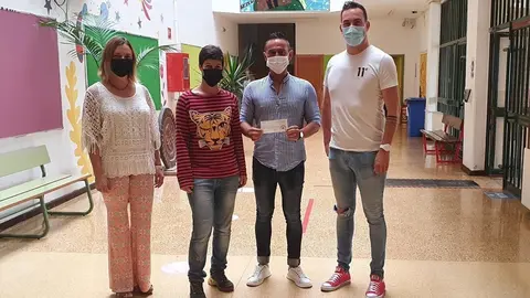 El PRC entrega un donativo al colegio Gerardo Diego.