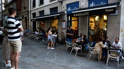 Archivo - Bares y restaurantes en el casco hist&oacute;rico de Orense durante el primer d&iacute;a de restricciones en la hosteler&iacute;a de los municipios que se encuentren en niveles m&aacute;ximos y altos de restricciones por coronavirus, a 24 de julio de 2021, en Ourense, Gali