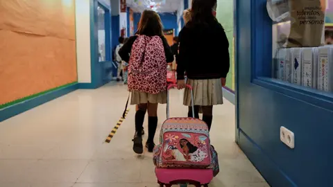 Archivo - Ni&ntilde;os en el hall del colegio.- Archivo