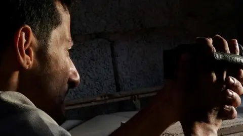 C&aacute;mara de Equipe Media MESLAH ZEROUALLI escondido en el tejado de un edificio de El Aai&uacute;n para documentar una manifestaci&oacute;n pac&iacute;fica saharaui.