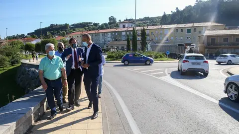 El consejero de Obras P&uacute;blicas, Jos&eacute; Luis Gochicoa, en el Puente de los Italianos con los alcaldes de Torrelavega y Santillana para informar del proyecto Viveda-Du&aacute;lez