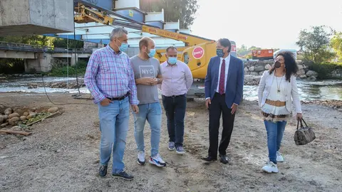 El consejero de Obras P&uacute;blicas, Jos&eacute; Luis Gochicoa, visita las obras de construcci&oacute;n del nuevo puente en Virgen de la Pe&ntilde;a