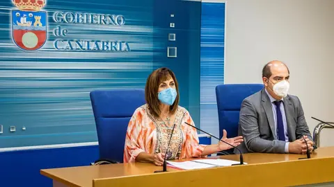 La consejera de Empleo, Ana Bel&eacute;n &Aacute;lvarez, y el director del EMCAN, Jos&eacute; Manuel Callejo, informan en rueda de prensa sobre los cursos de formaci&oacute;n profesional para desempleados.