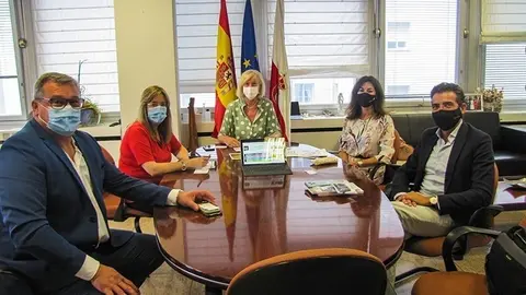 La consejera de Educaci&oacute;n, Marina Lomb&oacute; se re&uacute;ne con representantes de la empresa tecnol&oacute;gica Orange.
16 de septiembre de 2021          