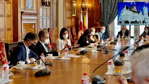 Reuni&oacute;n de los equipos del Ayuntamiento de Santander y de la Universidad de Cantabria, en el Palacio de la Magdalena