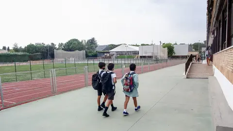 Unos ni&ntilde;os se dirigen a la entrada del colegio.- Archivo