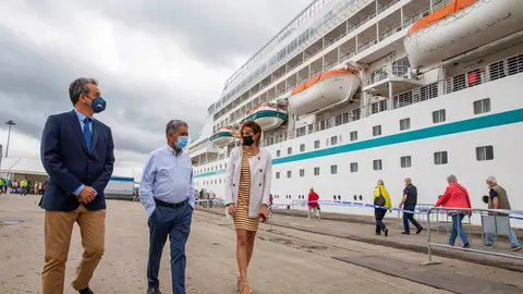 El presidente de Cantabria, Miguel &Aacute;ngel Revilla (centro), el presidente del Puerto de Santander, Francisco Mart&iacute;n, y la directora de Turismo del Gobeirno, Marta Barca, dan la bienvenida al crucero 'Amera'
