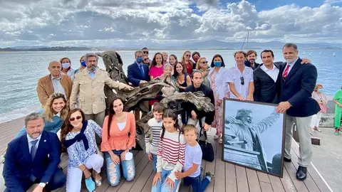 Inauguraci&oacute;n de la escultura 'Paloma de la paz' en las dunas de Gamazo, en Santander, en recuerdo al navegante Vital Alsar