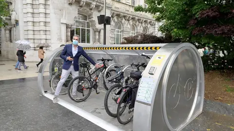 Archivo - Aparcamientos de bicicletas cerrados en Santander