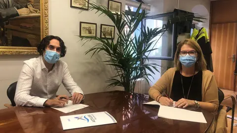 El alcalde de Astillero, Javier Fern&aacute;ndez Sober&oacute;n, y la presidenta de Amica, Mercedes del Hoyo