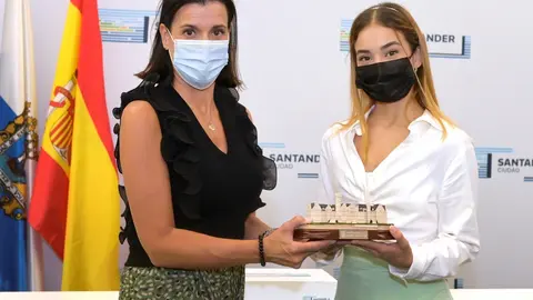 La alcaldesa de Santander, Gema Igual, con Katherine Ochoa, primera solista del Ballet Nacional de Cuba