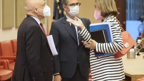 (I-D) El secretario de Estado de Relaciones con las Cortes, Rafael Simancas; el ministro de la Presidencia, Relaciones con las Cortes y Memoria Democr&aacute;tica, F&eacute;lix Bola&ntilde;os y la portavoz parlamentaria del PP, Cuca Gamarra