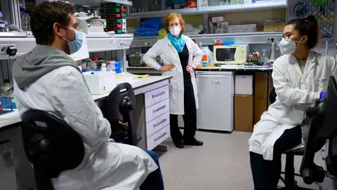 La vir&oacute;loga Margarita del Val en el laboratorio