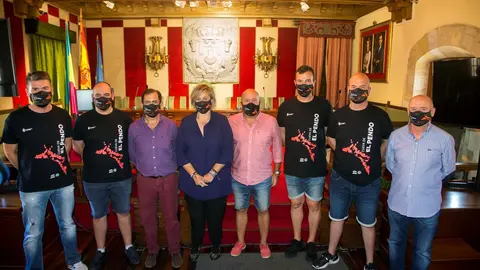 La alcaldesa de Camargo, Esther Bolado, y el concejal de Patrimonio Cultural, Jos&eacute; Salm&oacute;n, se re&uacute;nen con los integrantes del equipo de bolos.