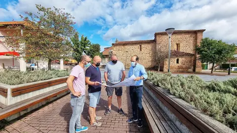 Jos&eacute; Luis Urraca junto a representantes de la asociacionh de vecinos de Tanos en la plaza de la ermita