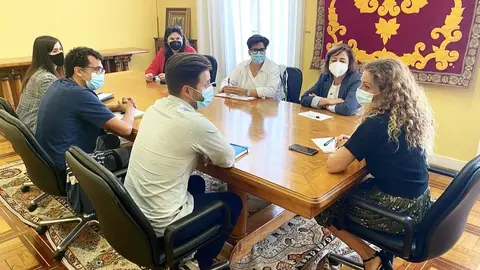 Reuni&oacute;n de la delegada del Gobierno con representantes de Cruz Roja, Movimiento por la Paz y Nueva Vida, que atienden a los refugiados afganos