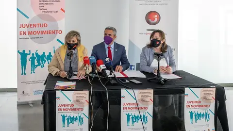 El vicepresidente, Pablo Zuloaga; la directora general de Juventud, Alicia Renedo; y la alcaldesa de Camargo, Esther Bolado, presentan el programa 'Juventud en movimiento&rsquo; de oto&ntilde;o.