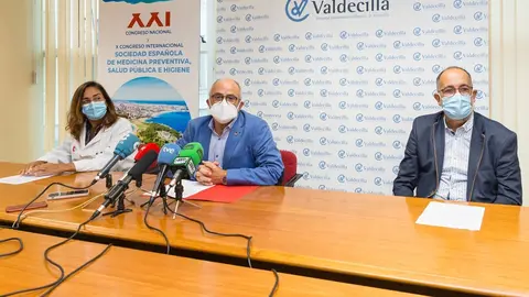 Presentaci&oacute;n del Congreso de la Sociedad Espa&ntilde;ola de Medicina Preventiva, Salud P&uacute;blica e Higiene. En el centro, el consejero de Sanidad, Miguel Rodr&iacute;guez, junto a Henar Rebollo y Juan Antonio Sanz, presidenta y vicepresidente de la cita