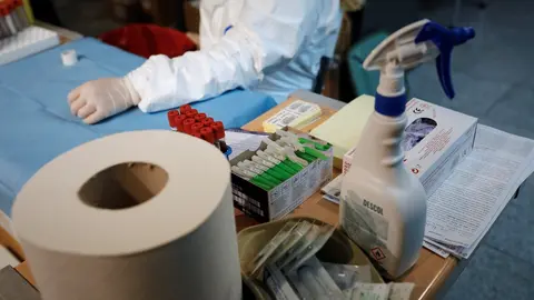 Archivo - Material higi&eacute;nico utilizado en un estudio de seroprevalencia del COVID-19 