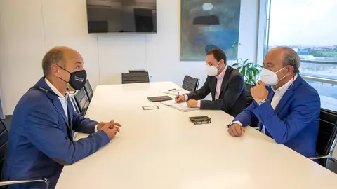El consejero de Industria, Turismo, Innovaci&oacute;n, Transporte y Comercio, Javier L&oacute;pez Marcano, recibe al director de Standard Cableteam, David Cano