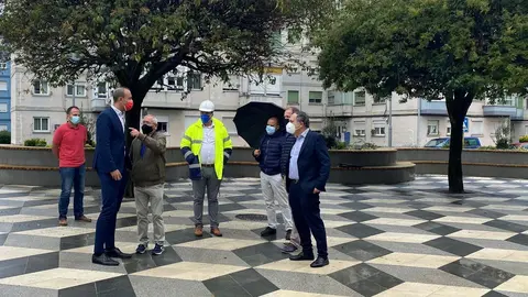 El alcalde y el concejal de Obras, Javier L&oacute;pez Estrada y Jos&eacute; Manuel Cruz Viadero, visitan la reforma de la plaza Covadonga