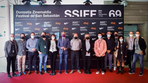 El vicepresidente de Cantabria, Pablo Zuloaga (6i), y el director del Festival de Cine de San Sebasti&aacute;n Jos&eacute; Luis Rebordinos (c), con creadores c&aacute;ntabros en el marco del certamen.
