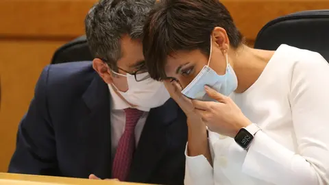El ministro de la Presidencia, Relaciones con las Cortes y Memoria Democr&aacute;tica, F&eacute;lix Bola&ntilde;os y la ministra Portavoz, Isabel Rodr&iacute;guez, mantienen una conversaci&oacute;n durante una sesi&oacute;n de Control al Gobierno en el Senado, a 21 de septiembre de 2021, en Madri