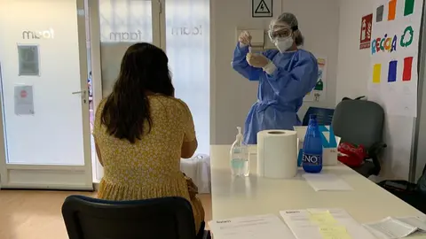 Una enfermera se prepara para realizar una prueba de diagn&oacute;stico de covid-19.