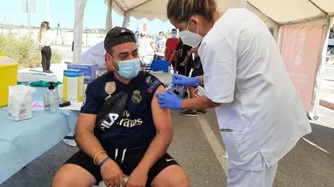 Vacunaci&oacute;n sin cita previa en las inmediaciones del estadio de f&uacute;tbol de Elche (Alicante)