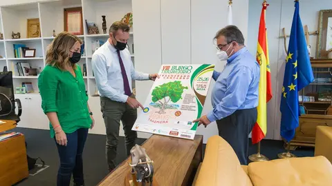 El consejero de Desarrollo Rural, Ganader&iacute;a, Pesca, Alimentaci&oacute;n y Medio Ambiente, Guillermo Blanco, presenta, junto al alcalde de Noja, la Feria del Burgo Trasmerano