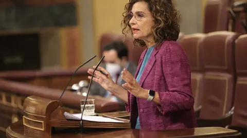 La ministra de Hacienda y Funci&oacute;n P&uacute;blica, Mar&iacute;a Jes&uacute;s Montero, interviene en un pleno de control al Gobierno en el Congreso de los Diputados, a 22 de septiembre de 2021, en Madrid, (Espa&ntilde;a). 