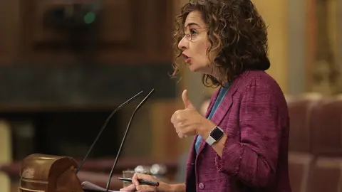 La ministra de Hacienda y Funci&oacute;n P&uacute;blica, Mar&iacute;a Jes&uacute;s Montero, interviene en un pleno de control al Gobierno en el Congreso de los Diputados, a 22 de septiembre de 2021, en Madrid, (Espa&ntilde;a). El pleno ha estado marcado por la comparecencia de la ministra 