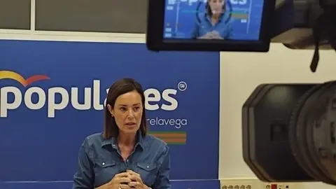 La portavoz del PP de Torrelavega, Marta Fern&aacute;ndez Teijeiro, en rueda de prensa