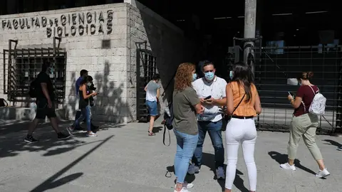 Varias personas, frente a la Facultad de Ciencias Biol&oacute;gicas de la Universidad Complutense de Madrid (UCM), donde se celebra el examen para cubrir 3.421 plazas en Correos, a 12 de septiembre de 2021, en Madrid (Espa&ntilde;a). Cerca de 150.000 aspirantes de toda
