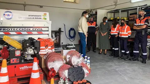 La consejera de Presidencia, Interior, Justicia y Acci&oacute;n Exterior, Paula Fern&aacute;ndez, entrega material a la agrupaci&oacute;n de Protecci&oacute;n Civil.