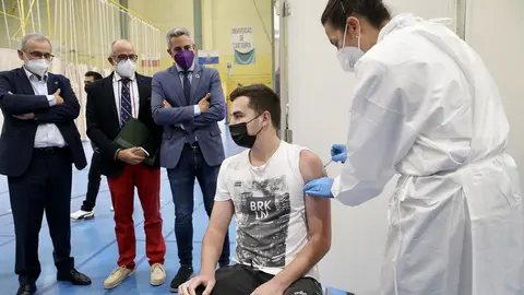 El vicepresidente del Gobierno de Cantabria, Pablo Zuloaga; el consejero de Sanidad, Miguel Rodr&iacute;guez; y el rector de UC, &Aacute;ngel Pazos, en el punto de vacunaci&oacute;n de la universidad