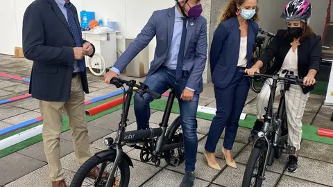El vicepresidente Pablo Zuloaga y la delegada del Gobierno en Cantabria Ainoa Qui&ntilde;ones, entre otros, en la presentaci&oacute;n de las jornadas